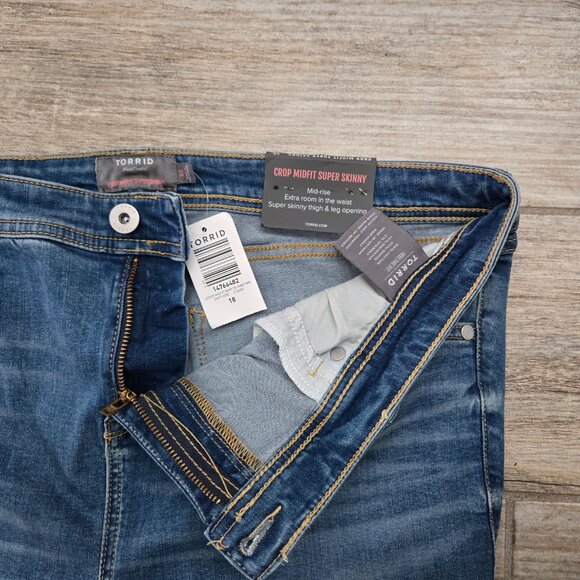 NWT Torrid Crop Midfit Super Skinny Jeans Women's Medium Wash Everyday 18 - Picture 5 of 10
